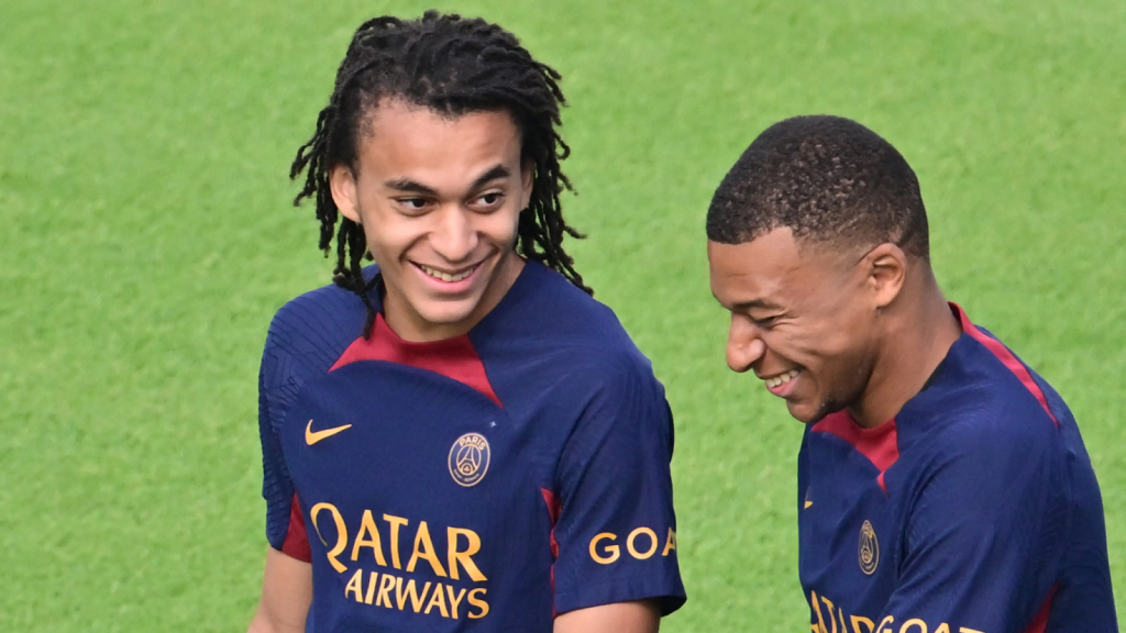 Nụ cười rạng rỡ của Ethan Mbappe và anh trai Kylian khi được ra sân cùng nhau