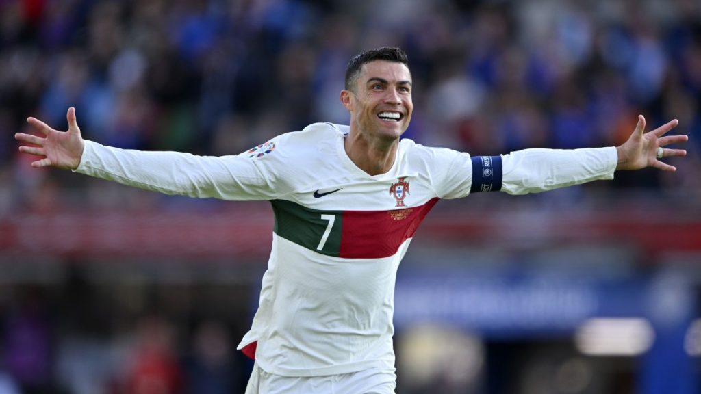 Khi tìm hiểu Ronaldo ở nước nào thì sự nghiệp của chân sút cũng là điều nhiều người tò mò