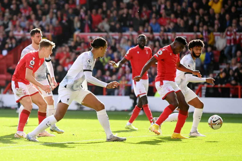 Liverpool đã có chiến thắng gây tranh cãi trước Nottingham Forest 