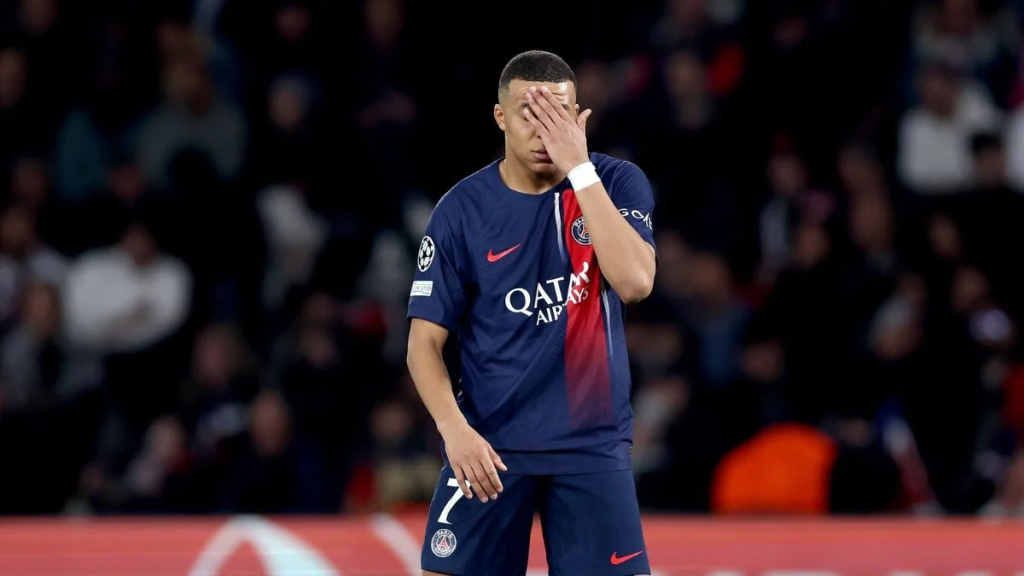 Mbappe tỏ ra bất lực trong trận tứ kết lượt đi trước Barcelona 