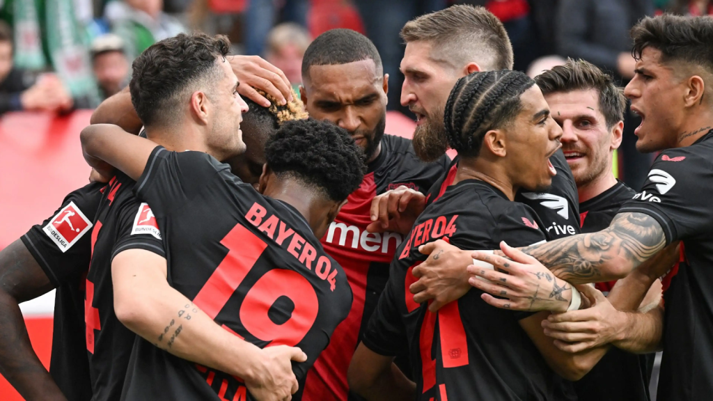 Các cầu thủ Bayer 04 Leverkusen xúc động khi lên ngôi Vô địch Bundesliga 